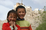 Kinder unterhalb des Klosters Thikse
